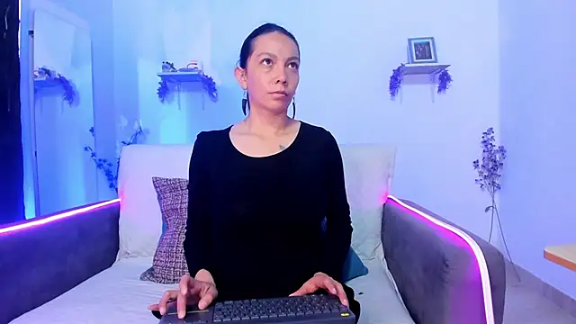 karlaaa   online show from December 15, 3:05 pm