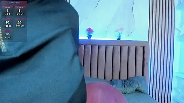 Snapshot of LunaWiill_ chatting on October 13, 7:47 pm LunaWiill online show from October 13, 7:47 pm