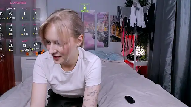 Snapshot of LunaLuxxy chatting on October 3, 3:53 pm LunaLuxxy online show from October 3, 3:53 pm