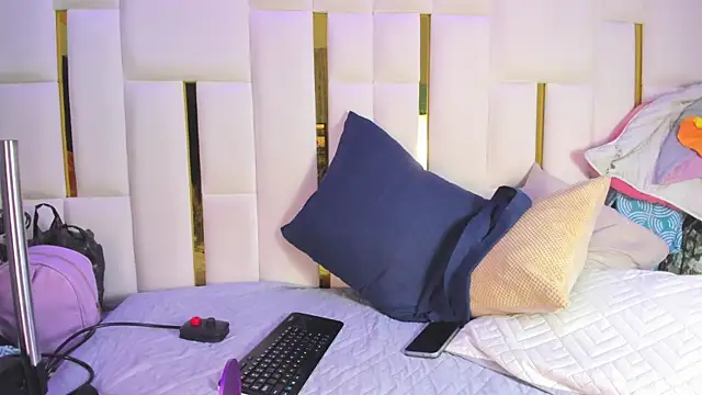 mia vy online show from March 26, 3:01 am