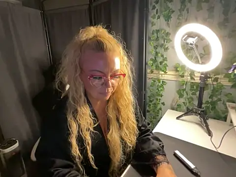 BonnyDesire online show from March 25, 8:15 pm