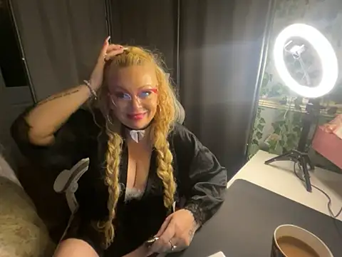 BonnyDesire online show from April 3, 7:01 pm