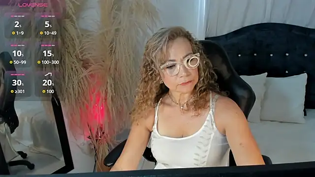 Jademommy  online show from October 31, 7:59 pm