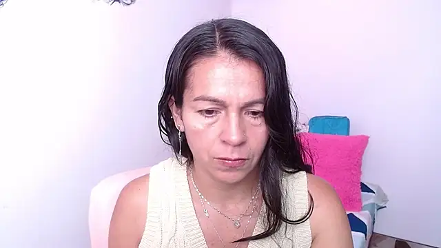 Snapshot of camilavargas_ chatting on February 14, 3:42 pm camilavargas online show from February 14, 3:42 pm