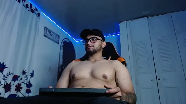 Snapshot of Chrys_harris77 chatting on December 16, 1:32 am Chrys harris77 online show from December 16, 1:32 am