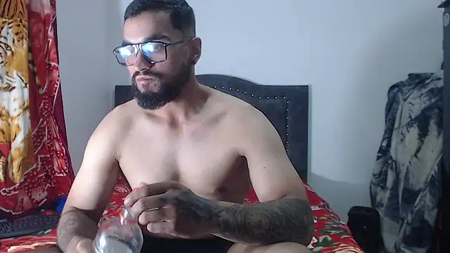 Snapshot of Chrys_harris77 chatting on February 15, 12:51 am Chrys harris77 online show from February 15, 12:51 am