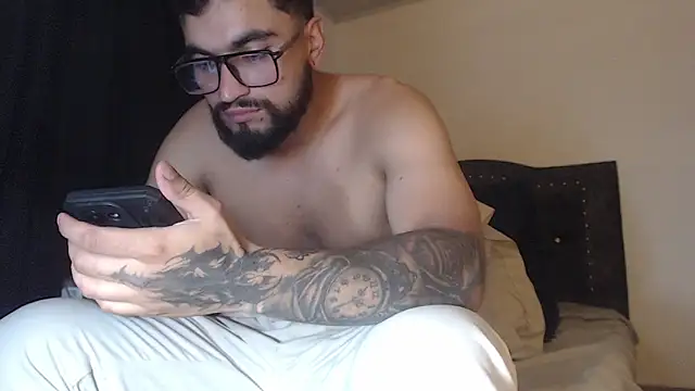 Snapshot of Chrys_harris77 chatting on April 4, 12:31 am Chrys harris77 online show from April 4, 12:31 am