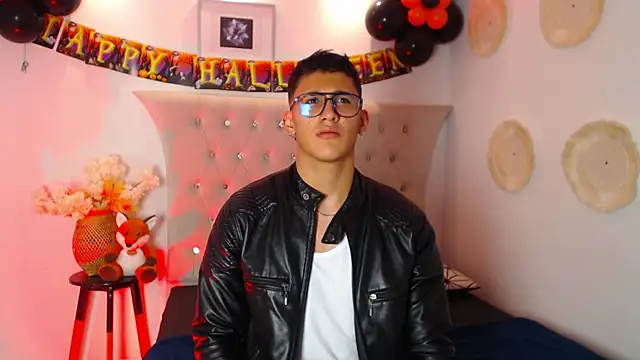 Snapshot of SalvadorFit chatting on October 8, 8:39 pm SalvadorFit online show from October 8, 8:39 pm