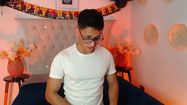 Snapshot of SalvadorFit chatting on October 12, 8:30 pm SalvadorFit online show from October 12, 8:30 pm