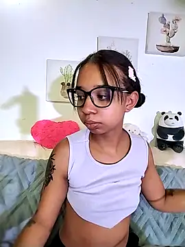 Snapshot of Suzanelee1 chatting on September 19, 1:12 pm Suzanelee1 online show from September 19, 1:12 pm