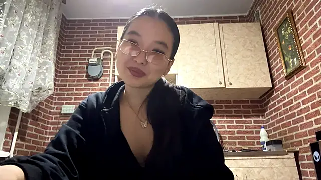 EmmaLeexth online show from October 1, 1:50 pm