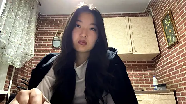 EmmaLeexth online show from October 6, 2:25 pm