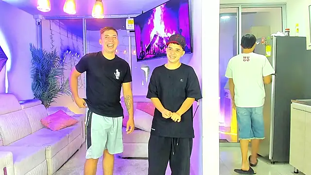 Snapshot of Houseofwarrios chatting on April 14, 5:24 am Houseofwarrios online show from April 14, 5:24 am