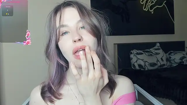 Snapshot of MaliaBourraine chatting on June 19, 8:07 am MaliaBourraine online show from June 19, 8:07 am