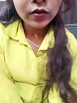 Snapshot of pari_rani7 chatting on April 6, 3:48 am pari rani7 online show from April 6, 3:48 am