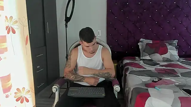 BooyHott  online show from October 10, 7:24 pm