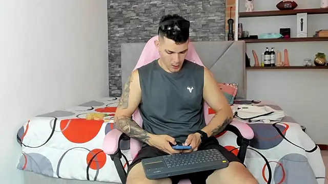 BooyHott  online show from January 9, 7:15 pm