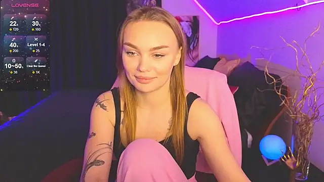 KitsyMoore online show from October 4, 4:49 pm