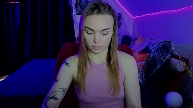 KitsyMoore online show from October 28, 1:14 pm