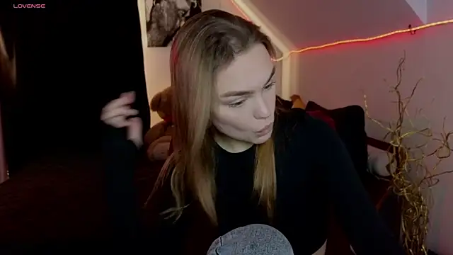 KitsyMoore online show from November 7, 1:11 pm