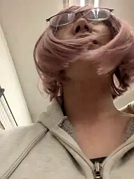 Snapshot of takusaki223 chatting on February 15, 2:52 am takusaki223 online show from February 15, 2:52 am