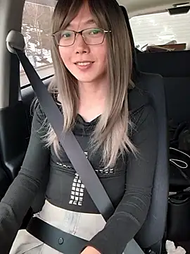 Snapshot of takusaki223 chatting on April 6, 12:41 am takusaki223 online show from April 6, 12:41 am