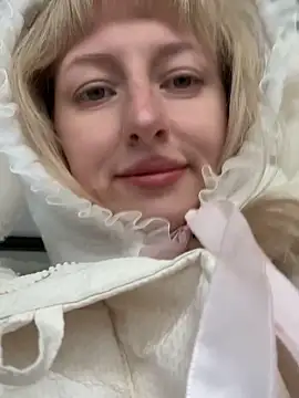 Snapshot of RonnieKiss chatting on October 6, 4:10 am RonnieKiss online show from October 6, 4:10 am