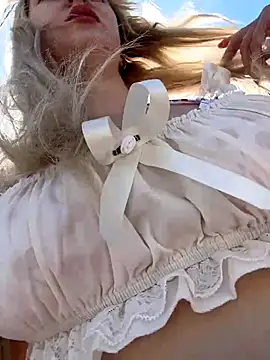 Snapshot of RonnieKiss chatting on November 15, 3:59 am RonnieKiss online show from November 15, 3:59 am