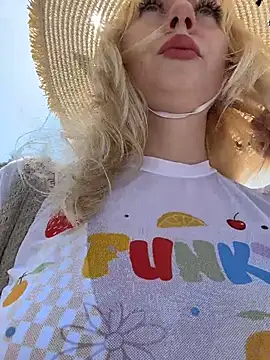 Snapshot of RonnieKiss chatting on February 7, 5:55 am RonnieKiss online show from February 7, 5:55 am