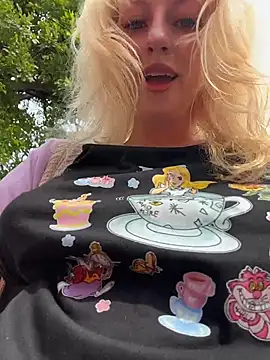 Snapshot of RonnieKiss chatting on February 8, 8:18 am RonnieKiss online show from February 8, 8:18 am