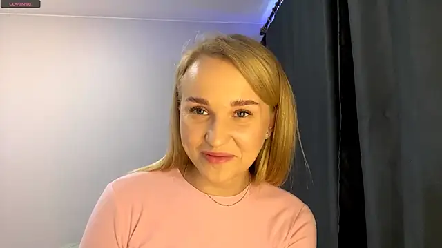 Snapshot of TanekaBoitel chatting on October 3, 10:12 am TanekaBoitel online show from October 3, 10:12 am