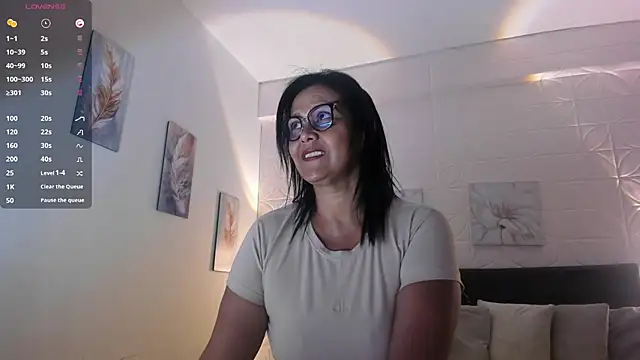 EmillyLim online show from March 3, 8:26 pm