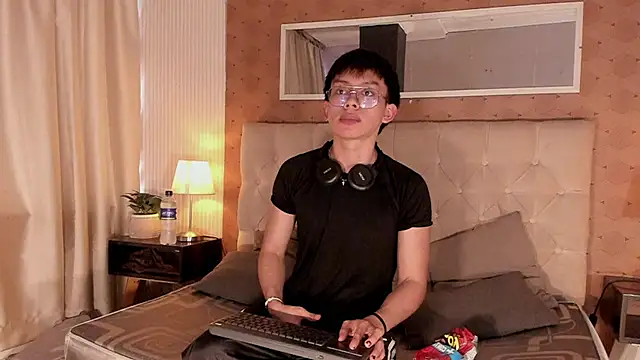 liam twiink online show from November 12, 6:52 pm