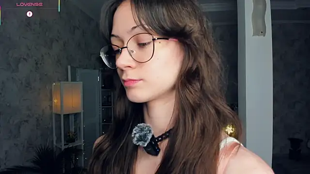 ReneeLippeatt online show from December 17, 7:09 pm