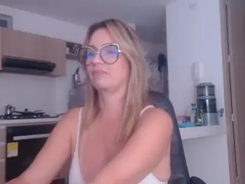 Snapshot of LovePaula chatting on February 9, 2:06 am LovePaula online show from February 9, 2:06 am