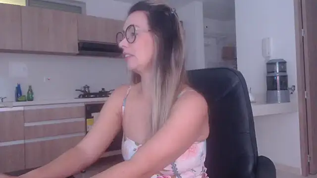 LovePaula online show from March 29, 1:16 am