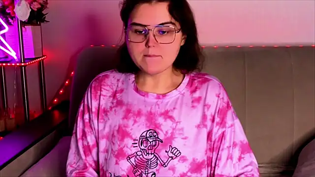 Snapshot of chatting on November 13, 4:11 am online show from November 13, 4:11 am