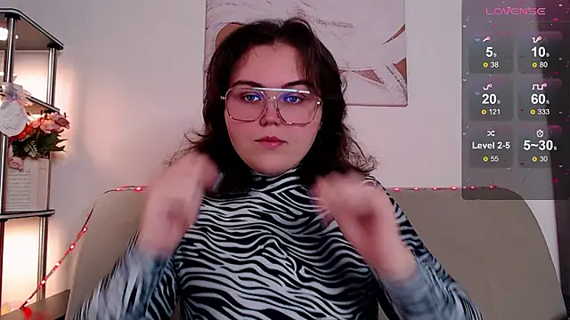 Snapshot of chatting on February 3, 4:32 am online show from February 3, 4:32 am