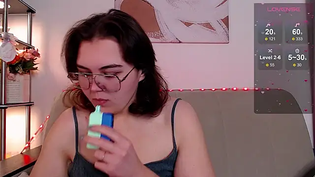 Snapshot of chatting on February 4, 4:07 am online show from February 4, 4:07 am