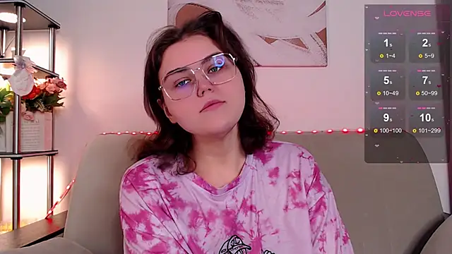 Snapshot of chatting on February 5, 4:28 am online show from February 5, 4:28 am