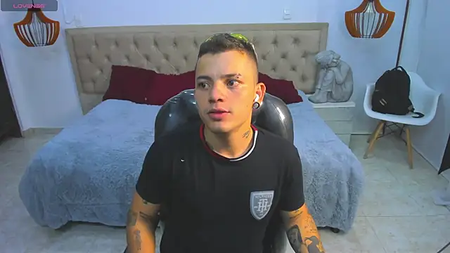 wildthor26 online show from February 7, 3:32 am