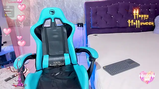 Snapshot of Lauren_smiles chatting on October 18, 4:37 am Lauren smiles online show from October 18, 4:37 am