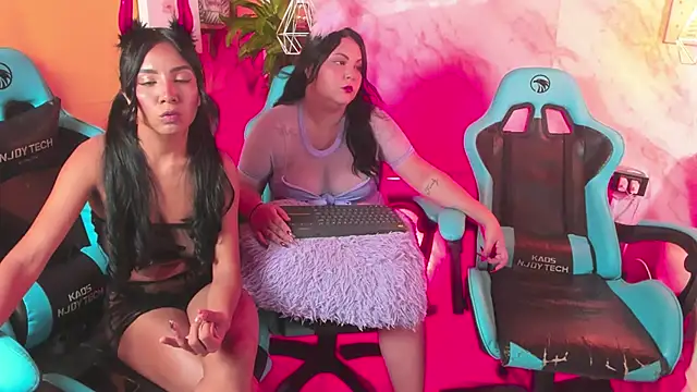 Snapshot of Lauren_smiles chatting on October 19, 5:30 am Lauren smiles online show from October 19, 5:30 am