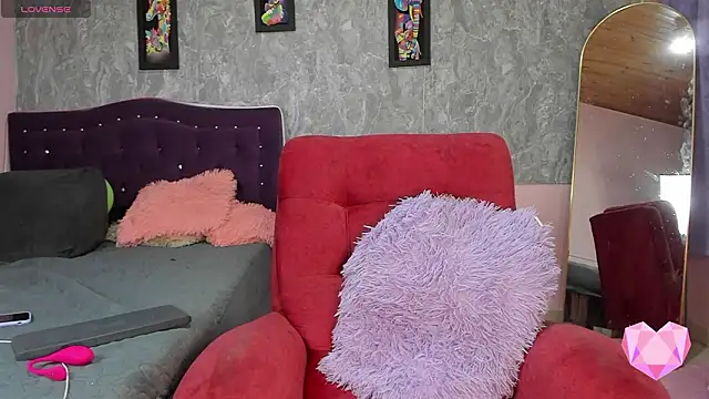 Snapshot of Lauren_smiles chatting on February 4, 7:53 pm Lauren smiles online show from February 4, 7:53 pm