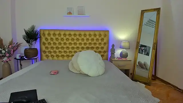 TrishaDarks online show from May 1, 5:12 am