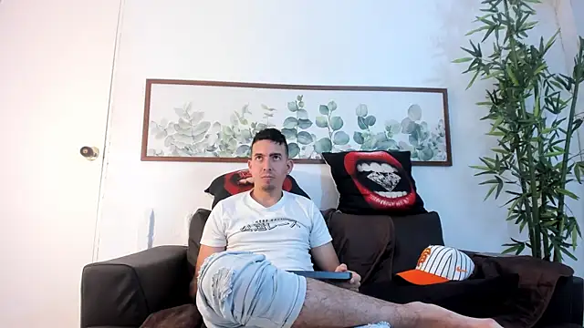 Snapshot of logan_smithh01 chatting on September 22, 1:35 pm logan smithh01 online show from September 22, 1:35 pm