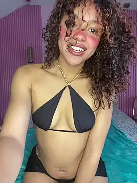 PrettyLia online show from November 18, 7:40 pm