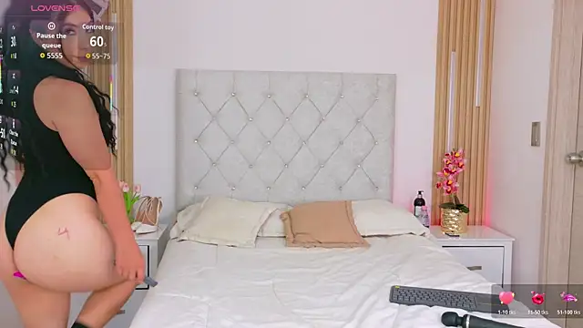 Ashley-Whitee online show from December 3, 12:40 am