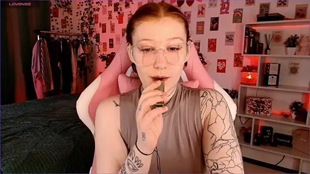 Ayla Hicks online show from October 12, 3:05 am