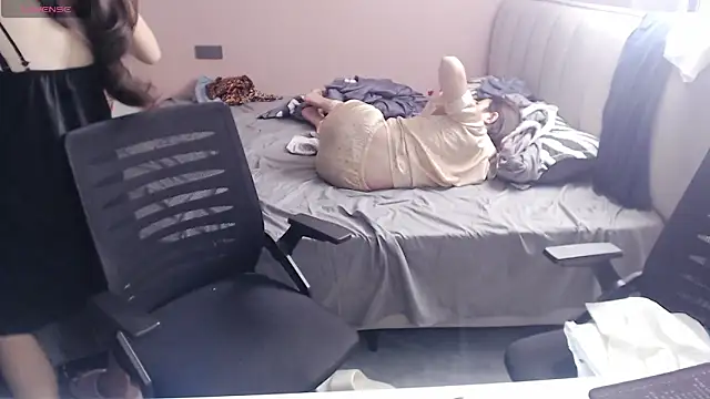 Snapshot of redrose520 chatting on September 24, 8:28 am redrose520 online show from September 24, 8:28 am